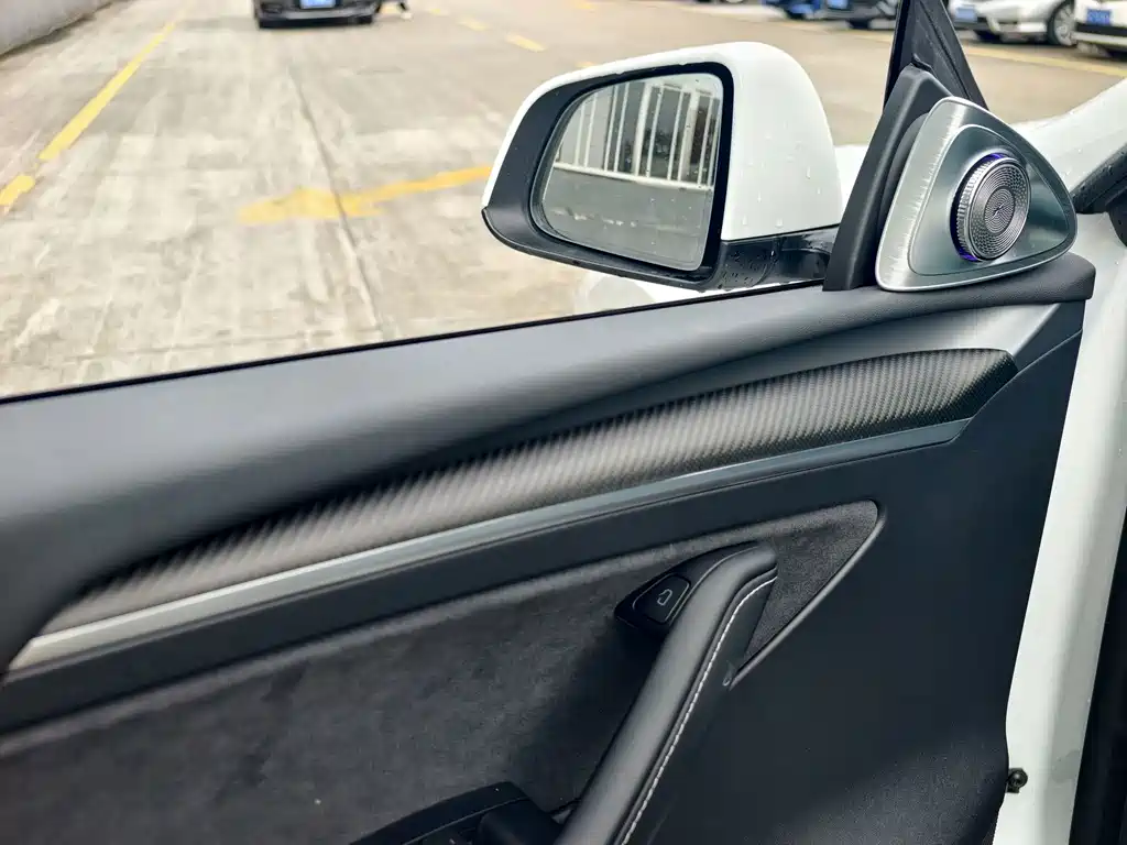 Tesla Model Y — миниатюра 17