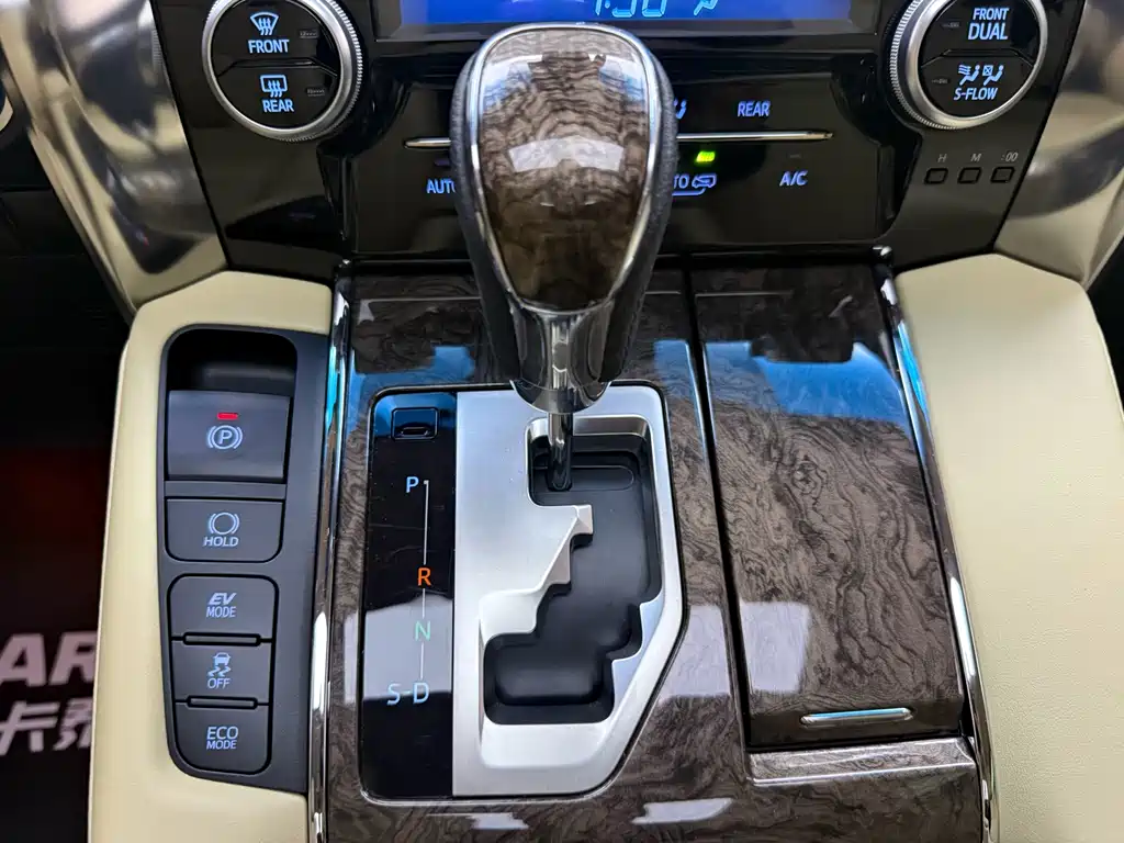 Toyota Vellfire — миниатюра 10