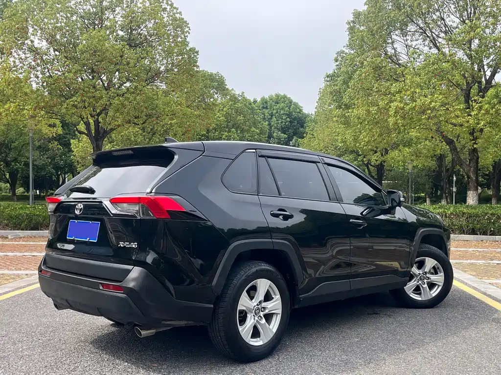 Toyota RAV4 — миниатюра 6