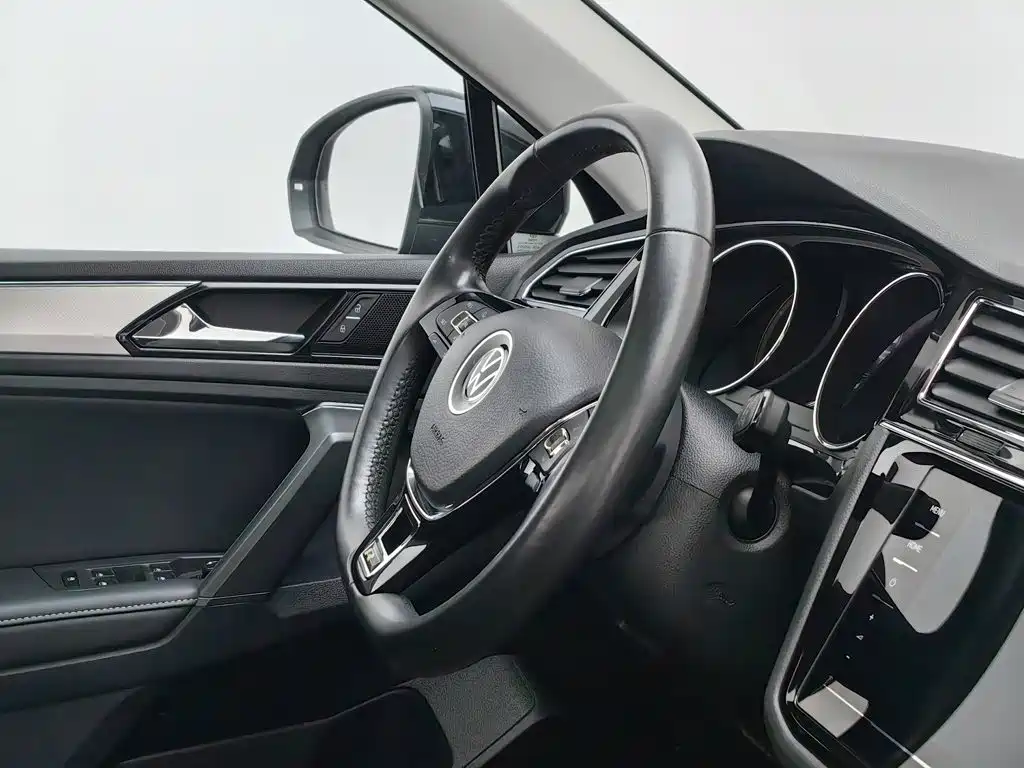 Volkswagen Tiguan L — миниатюра 22
