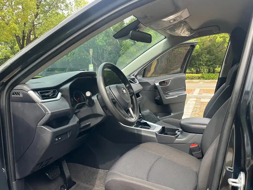 Toyota RAV4 — миниатюра 8