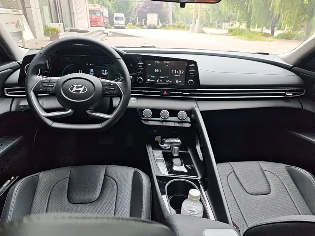 Hyundai Elantra — миниатюра 10