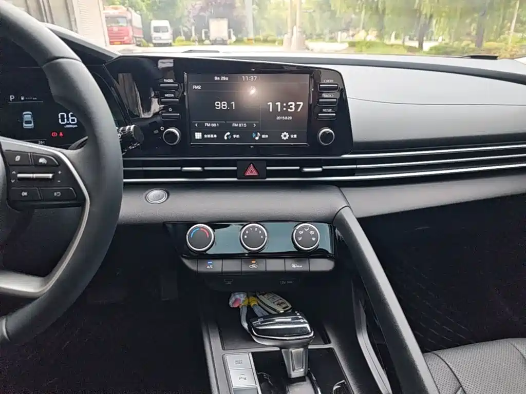 Hyundai Elantra — миниатюра 13