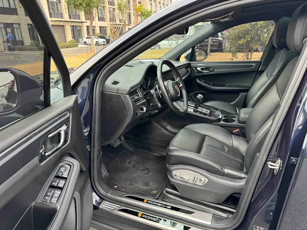 PORSCHE MACAN