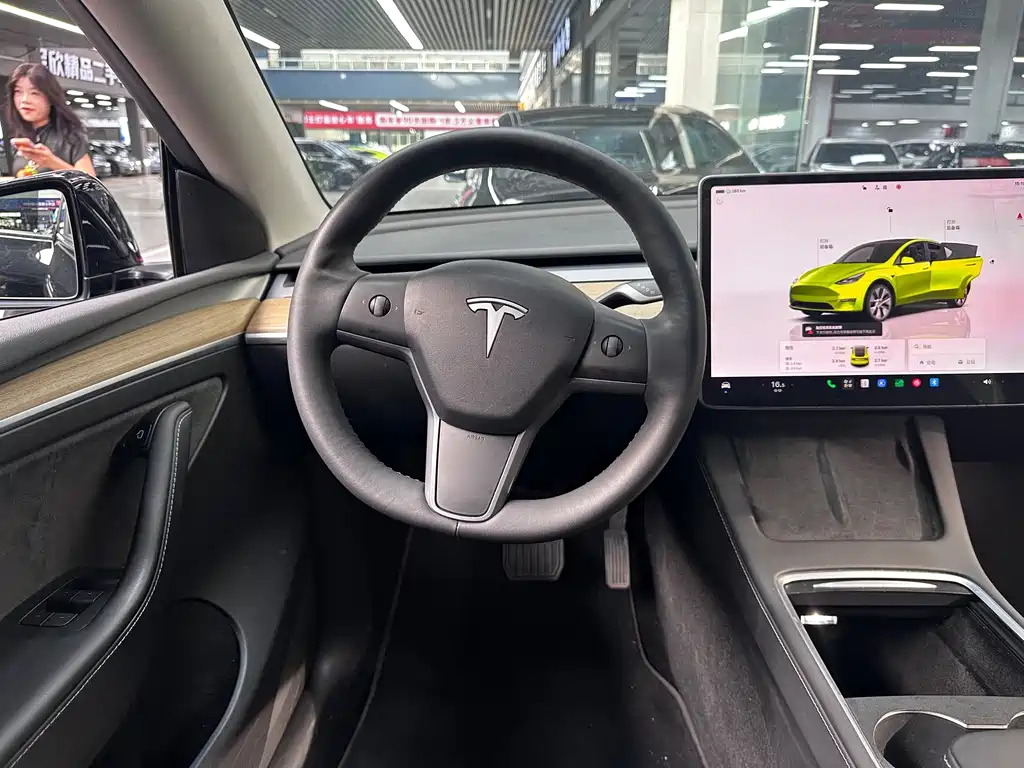 Tesla Model Y — миниатюра 5