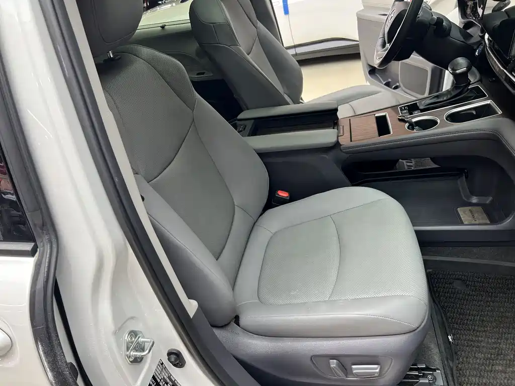 Toyota Granvia — миниатюра 18