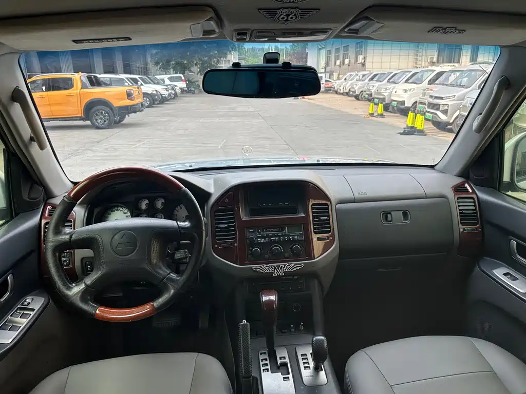 Mitsubishi Pajero — миниатюра 11