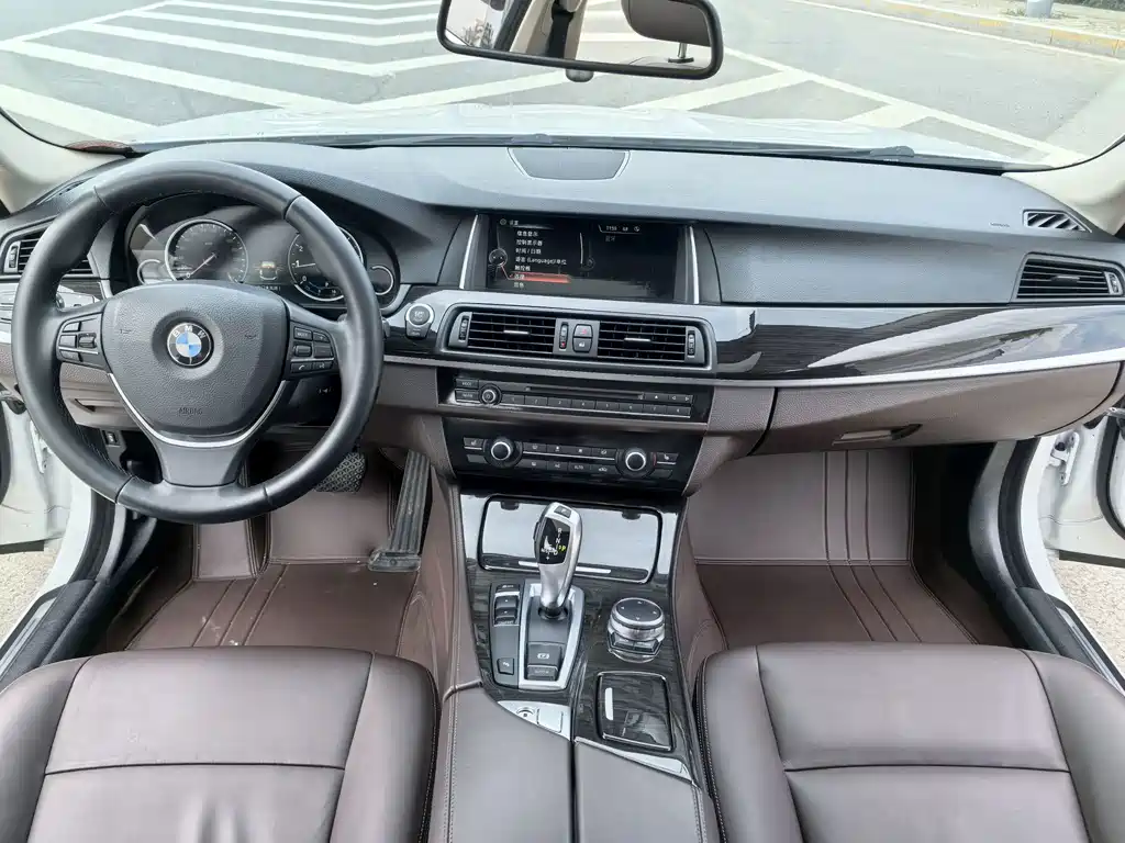 BMW 5 Series — миниатюра 7