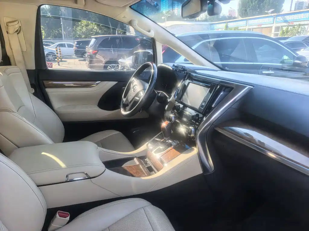 Toyota Alphard — миниатюра 10