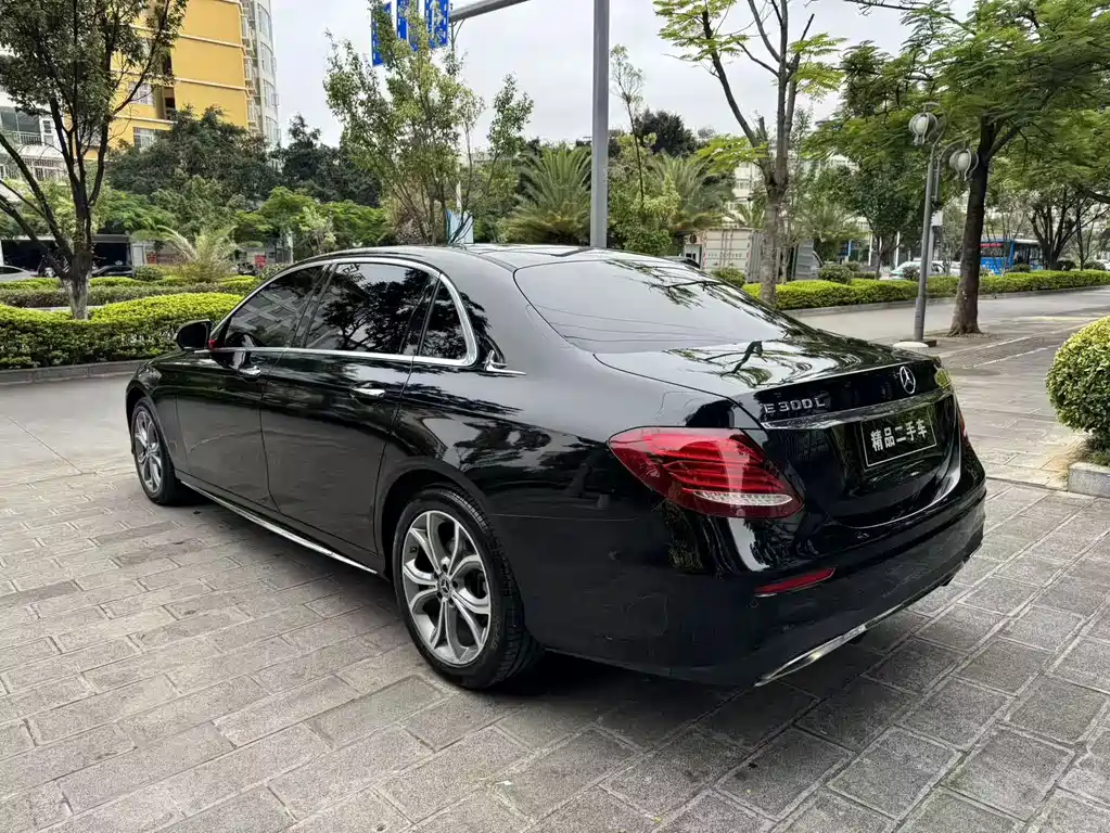 Mercedes-Benz E-Class — миниатюра 7