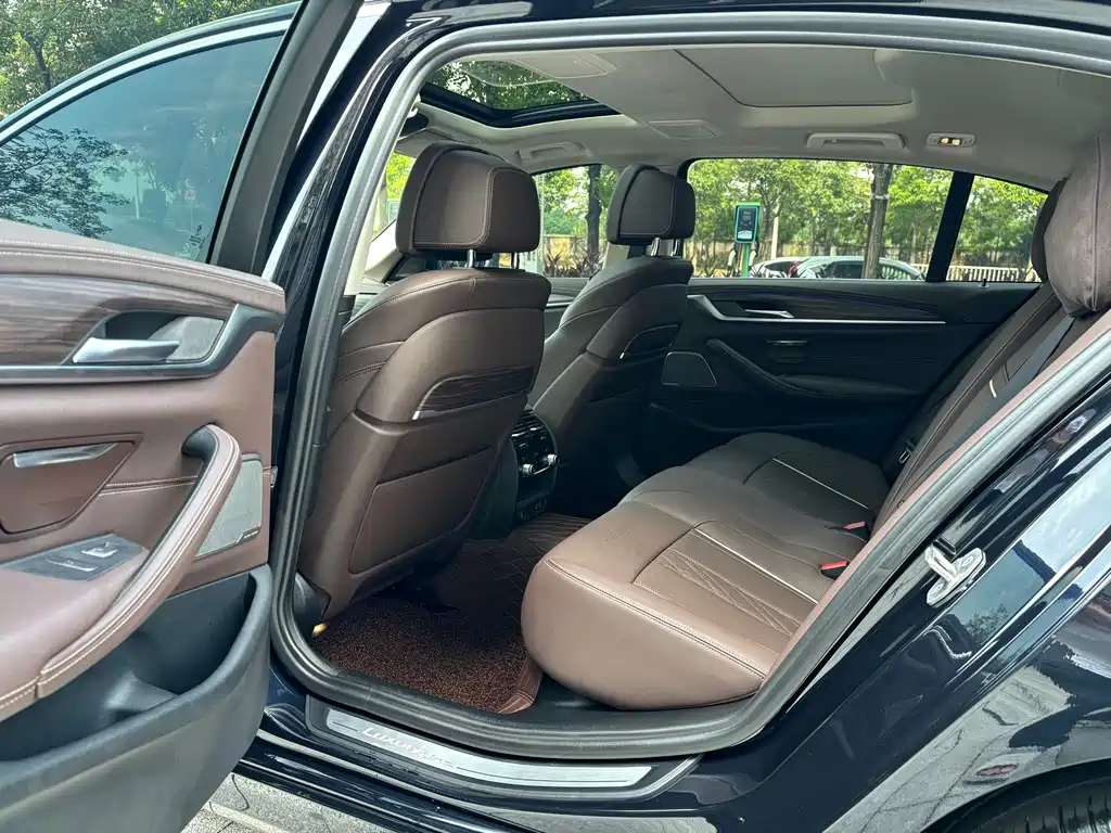 BMW 5 Series — миниатюра 7