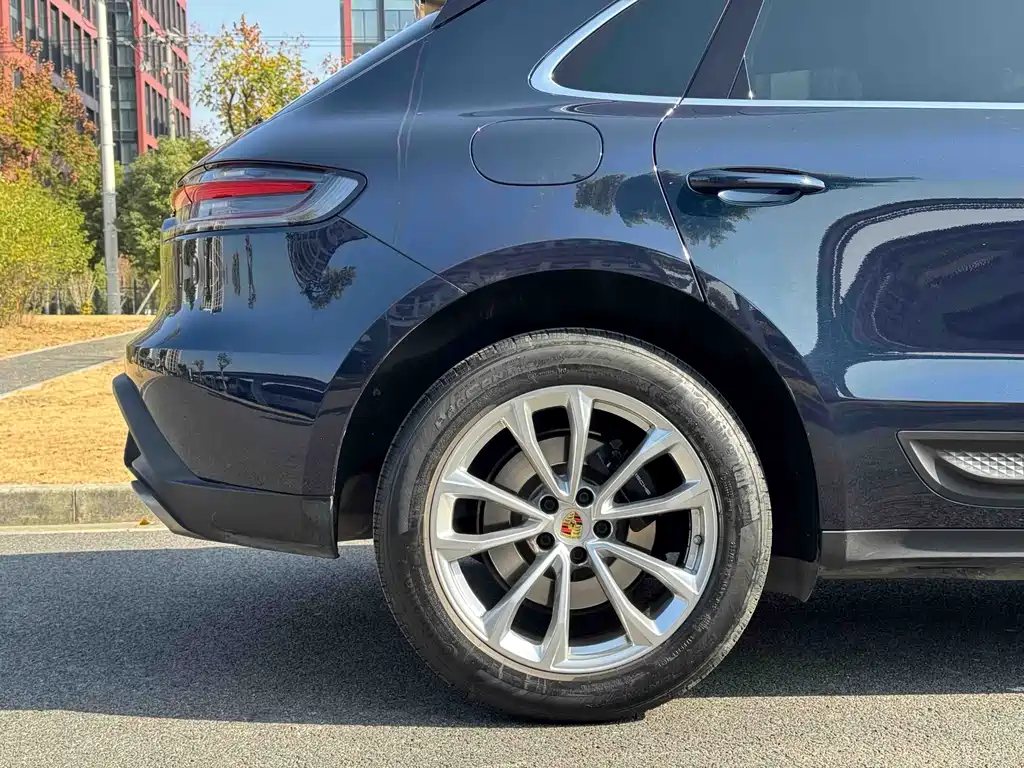 PORSCHE MACAN