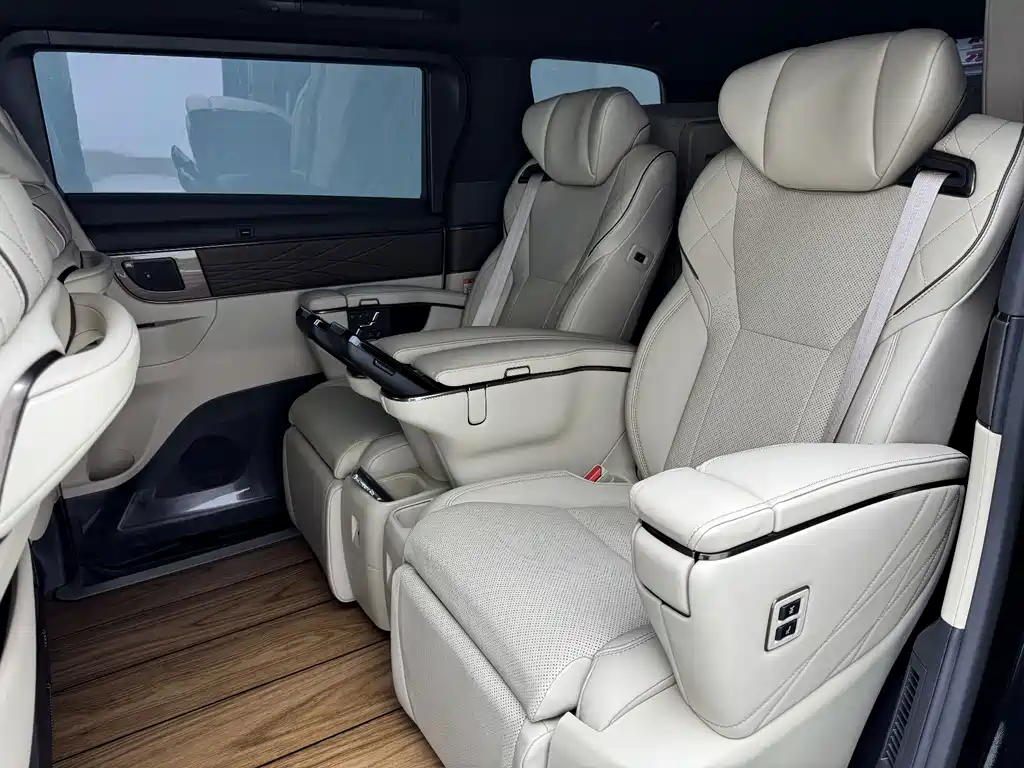 Toyota Alphard — миниатюра 12