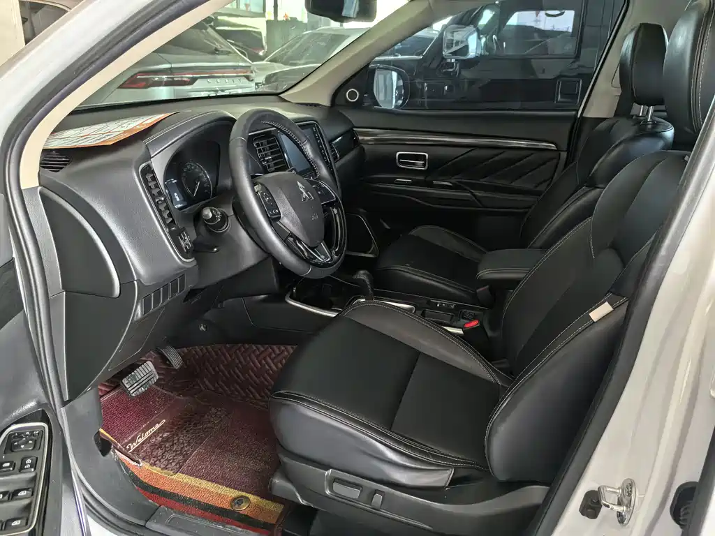 MITSUBISHI OUTLANDER