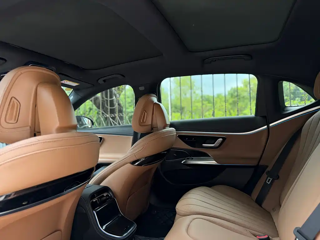 Mercedes-Benz E-Class — миниатюра 6