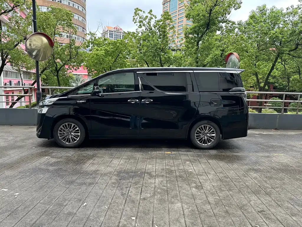 Toyota Vellfire — миниатюра 3