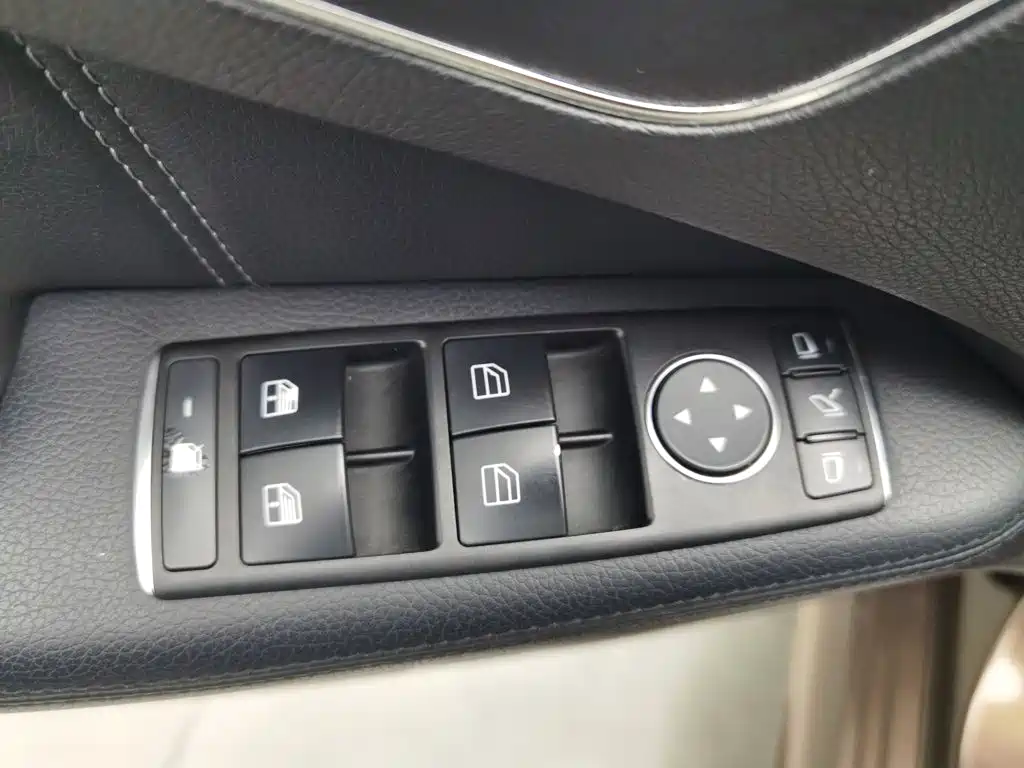 Mercedes-Benz E-Class — миниатюра 9