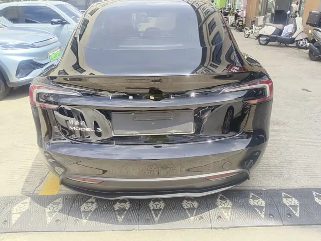 Tesla Model 3 — миниатюра 6