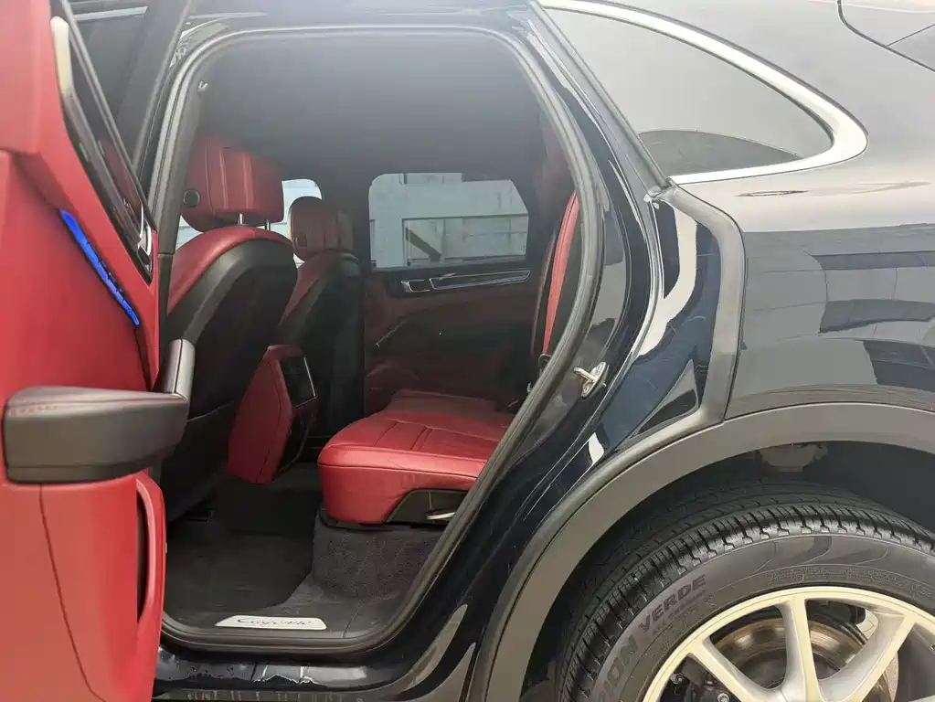Porsche Cayenne — миниатюра 6
