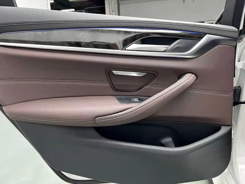 BMW 5 Series — миниатюра 17