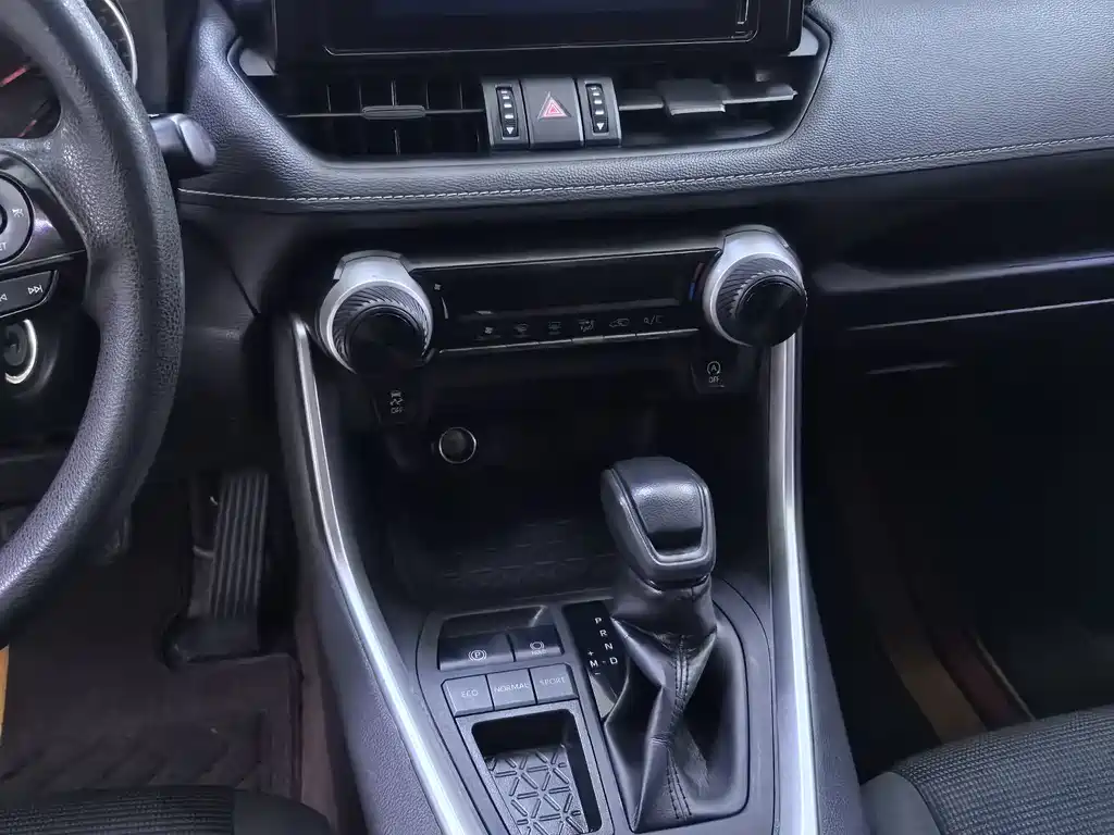 Toyota RAV4 — миниатюра 8