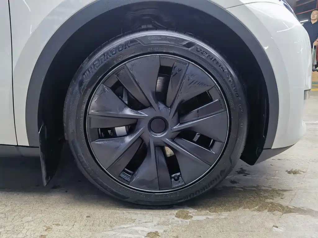 Tesla Model Y — миниатюра 17