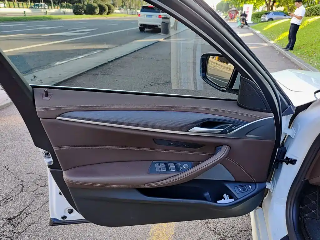 BMW 5 Series New Energy — миниатюра 6