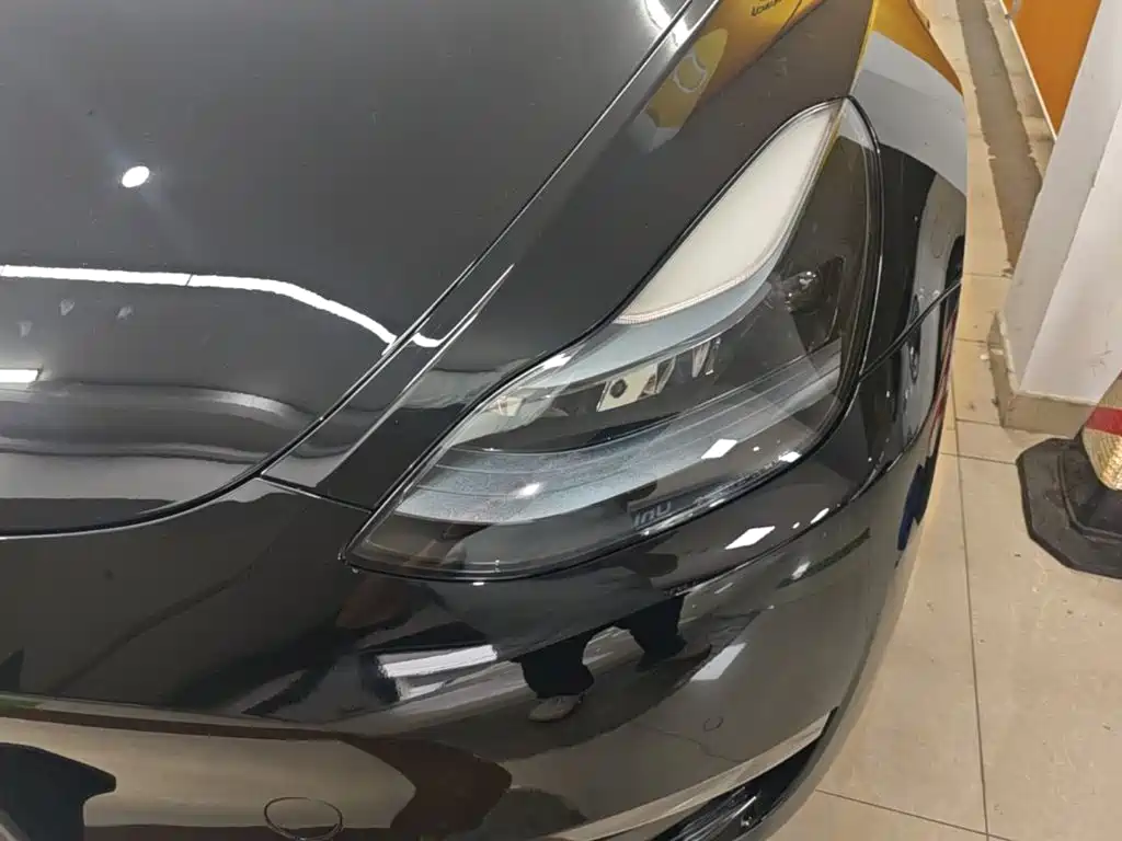 Tesla Model Y — миниатюра 24