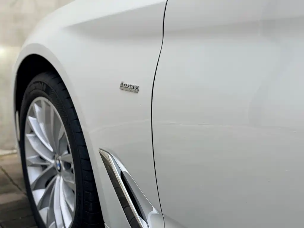 BMW 5 Series — миниатюра 9