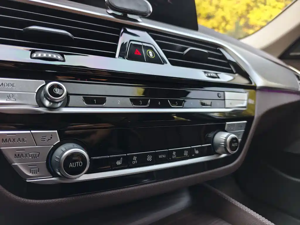 BMW 5 Series New Energy — миниатюра 31