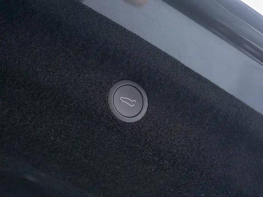 Tesla Model Y — миниатюра 18