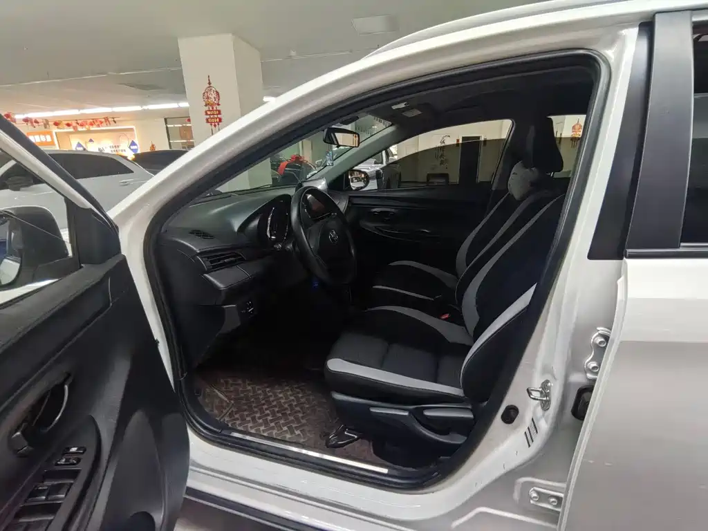 Toyota Yaris L — миниатюра 7