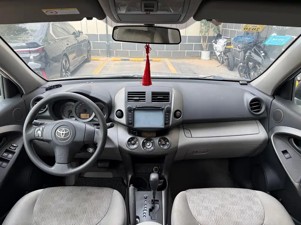 Toyota RAV4 — миниатюра 9