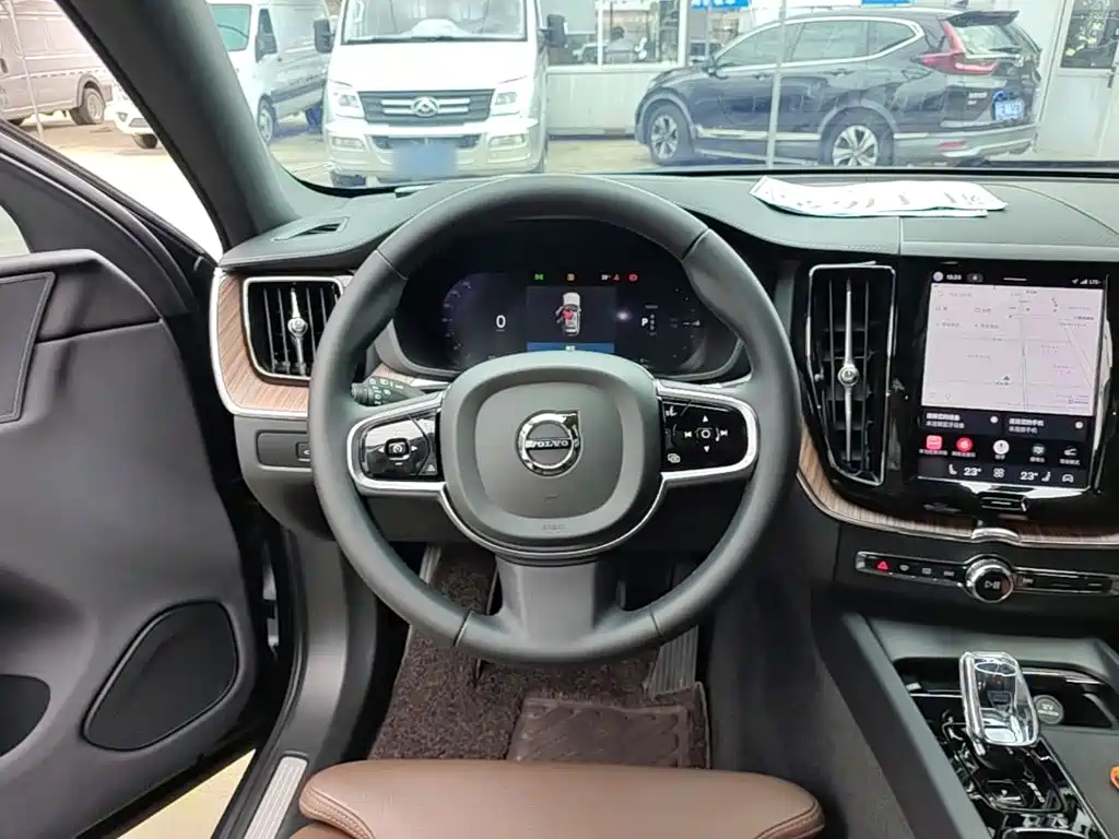 Volvo XC60 PHEV — миниатюра 11