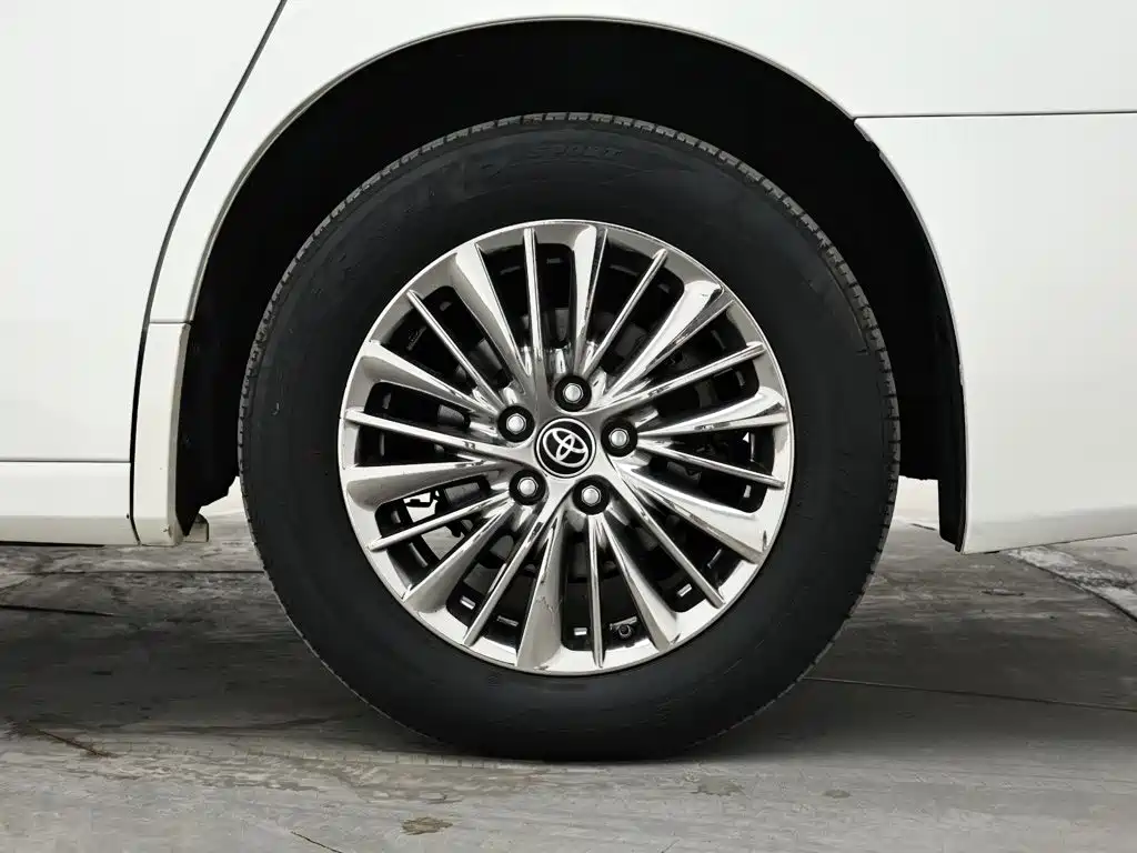 Toyota Alphard — миниатюра 8