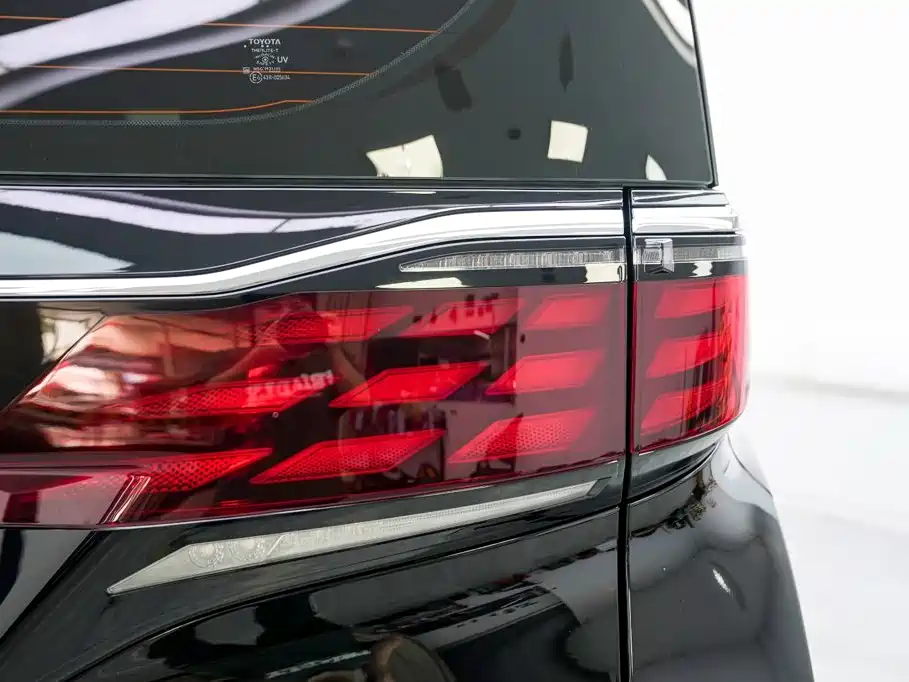 Toyota Alphard — миниатюра 15