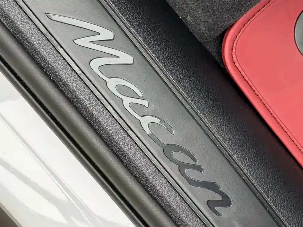 PORSCHE MACAN