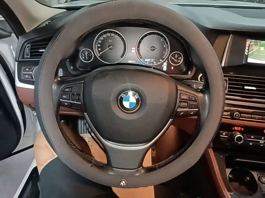 BMW 5 Series — миниатюра 11