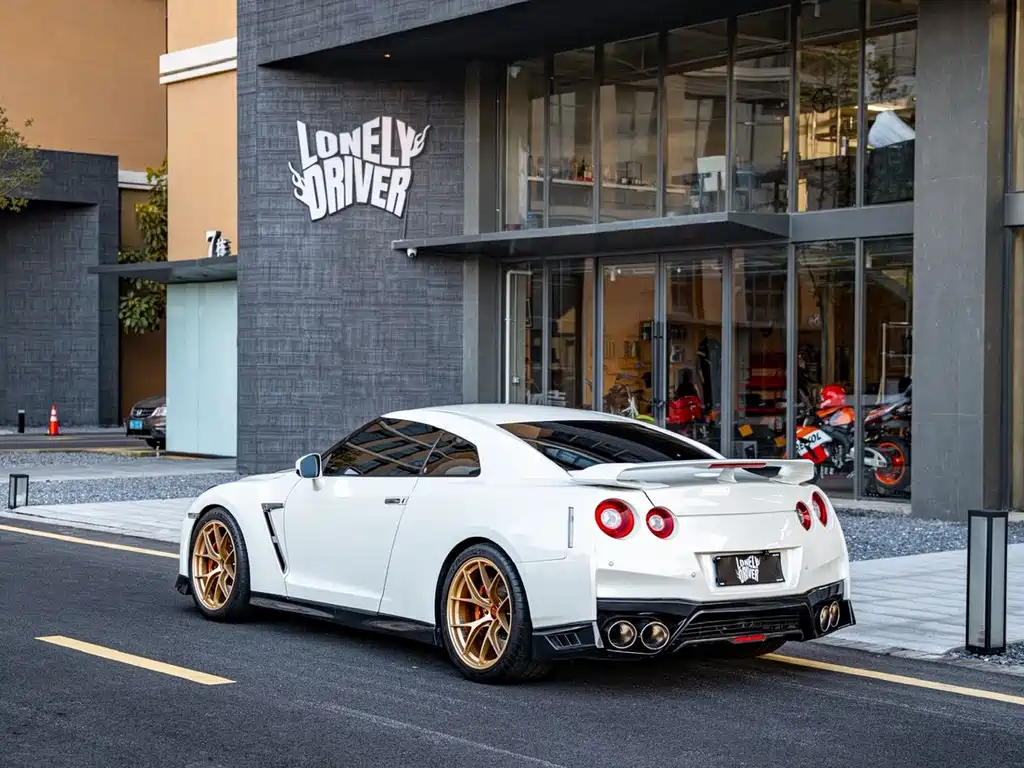 Nissan GT-R — миниатюра 5