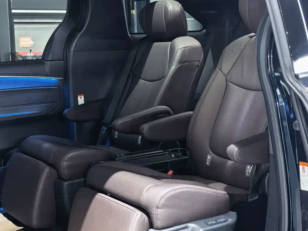 Toyota Granvia 2.5L Hybrid Flagship VIP Edition, фото 13