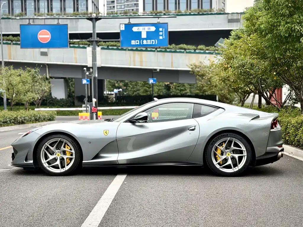 Ferrari 812 — миниатюра 4