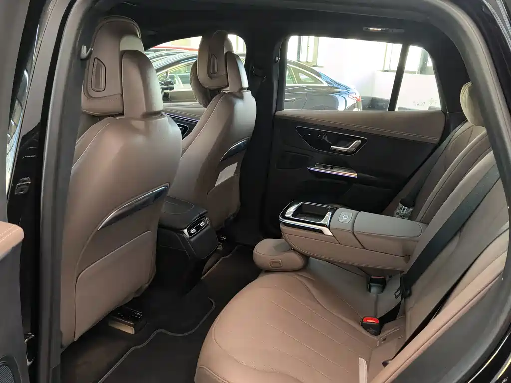 Mercedes-Benz EQE SUV — миниатюра 8