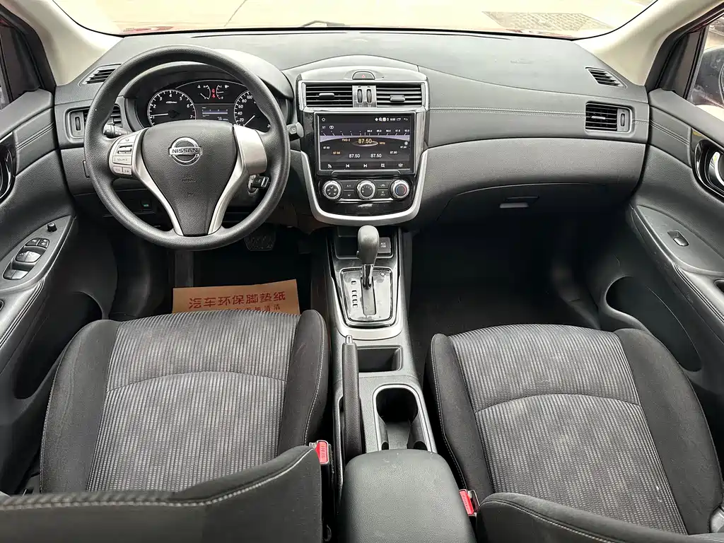 NISSAN TIIDA