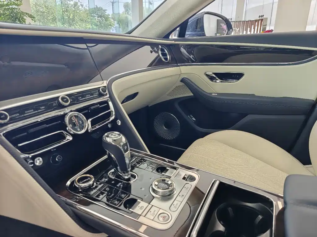 Bentley Flying Spur — миниатюра 5