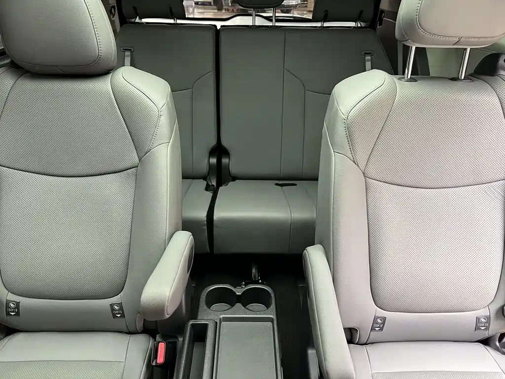 Toyota Granvia — миниатюра 13