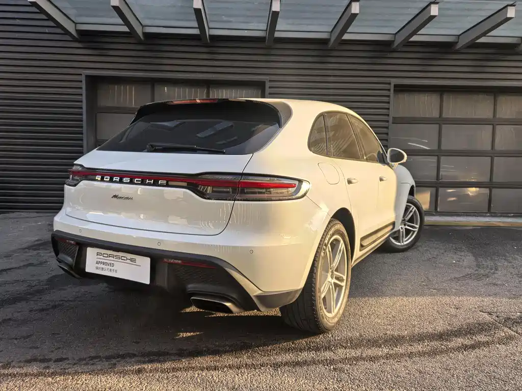 PORSCHE MACAN