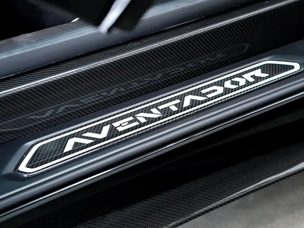 LAMBORGHINI AVENTADOR