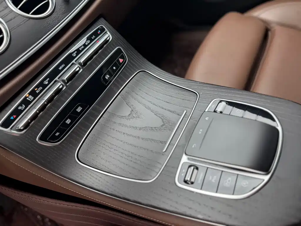 Mercedes-Benz E-Class — миниатюра 7