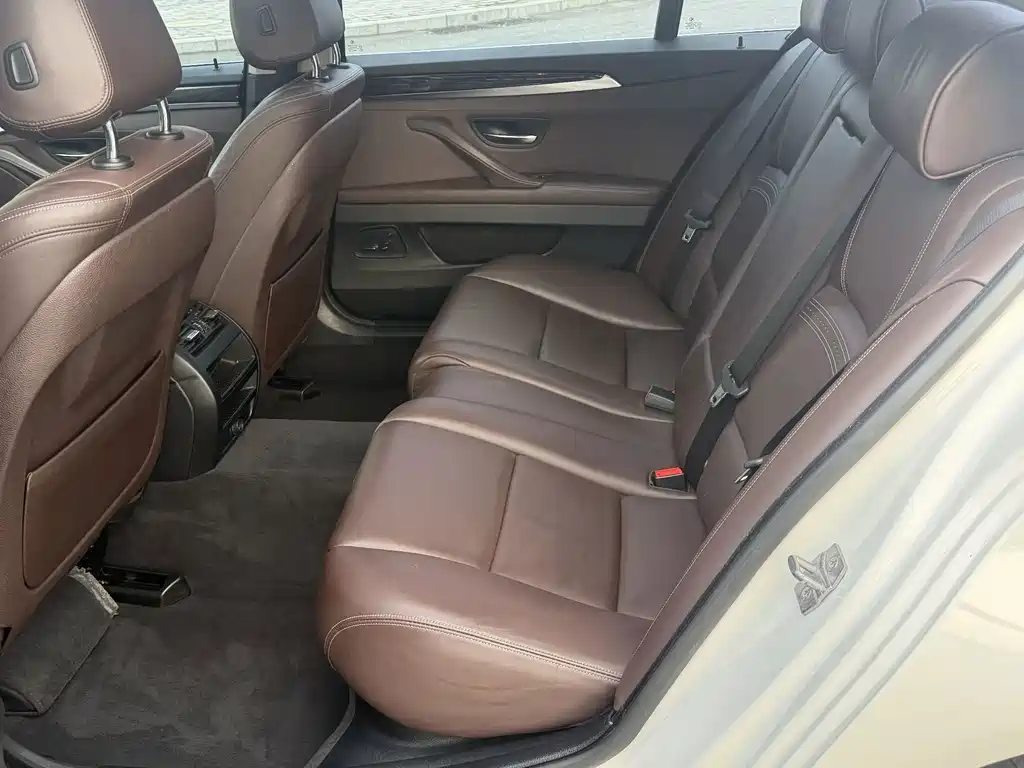 BMW 5 Series — миниатюра 7