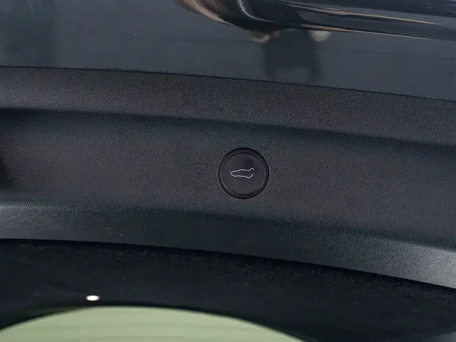 Tesla Model Y — миниатюра 10